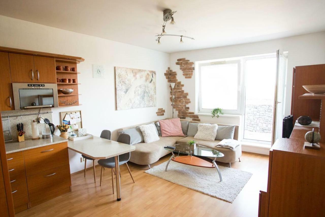 Cozy Apartment Btw Centre And Airport - Private Host - No Invoice Братислава Екстериор снимка